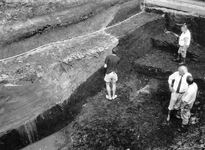 846402 Afbeelding van een blootgelegde restanten van een Romeins kanaal bij de Meerndijk te De Meern (gemeente ...